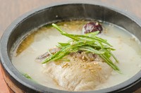 餅米を詰めた鶏肉は、およそ5時間かけ煮込むことでホロリとした食感に。韓国の岩塩と粗挽き胡椒でいただく人気のサムゲタン。ハーフサイズのため、1人前から気軽にオーダーできます。