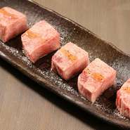 店主が味わいと切り方に徹底的にこだわった一品。あえて厚みを持たせた一口サイズにカットすることで、タン本来の肉汁と旨みを最大限に味わえるようにしています。噛むたびに溢れ出す深い味わいを堪能して。