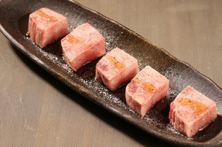 噛むほどに深まる喜び！厚切りだからこそわかる『厚切り上タン』