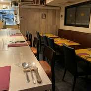 “「楽」で「楽しい」”が【Coronetta】のキーワード。カウンターを軸にゆったりと落ち着ける雰囲気に纏められた全18席の店内。1組あたりのスペースを大切にしています。