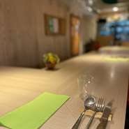 席ごとの間隔も広く、自分の時間を大切にする大人にとっても心強いお店。1人でもつい長居してしまいたくなるような、居心地の良さもまた魅力的です。