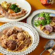 少人数でも貸し切り対応可能。貸切料は設けておらず、昼は3時間税込60,000円以上、夜は3時間税込110,000円以上で人数問わず利用可能。予算に合わせたコースも提案できるので、事前の相談がおすすめです。