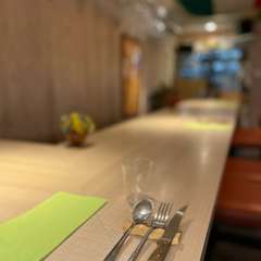 料理とワインと会話を楽しむカウンター席