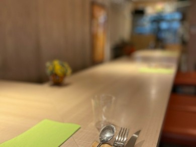 料理とワインと会話を楽しむカウンター席