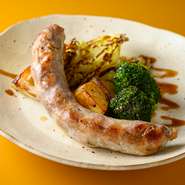 国産豚肉のいろいろな部位を使用したサルシッチャ（腸詰め）のロースト。お肉はミンサーで挽かずに、包丁で1粒ずつ粗めにカットしているため、ひと口噛みしめるごとにお肉の存在感を楽しめます。