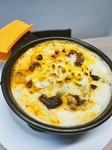 ミートソース、チーズ、ゆで卵、ベシャメルソース。