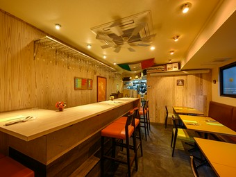 店主のこだわりが詰まったカウンター席