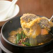 悪酔いしない上質な美酒で、ゆるりと楽しむデートはいかが。日本酒やビールだけでなく、果実酒やカクテルも豊富。どんなゲストも笑顔になれる、美味しい酒肴とお酒を楽しみながら、心地良いひと時を過ごせます。