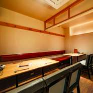 リラックスして気ままに過ごせるアットホームな空間。週末は仕事帰りの会社員でにぎわい、活気に満ちています。ざっくばらんに酒肴を楽しみたい日にピッタリです。