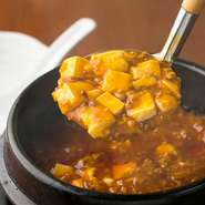 自家製のラー油を使用した麻婆豆腐。韓国のトッペギという器で提供される熱々・グツグツのシズル感が食欲をそそる一品です。辛さは調整できるので、気軽に相談してみては。辛さレベルに挑戦するのも楽しそうです。