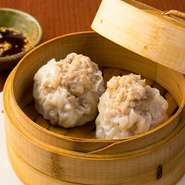 大きな焼売が2ヶ盛り付けられた一皿。ミンチから店主が手づくりした自信作です。粗挽きの豚肩ロースのゴロゴロとした食べ応え、背脂の旨味、玉ねぎの甘みを堪能できます。つくりたてを味わえたらラッキーかも…。