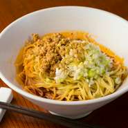 程よい辛みと酸味がベストマッチ。食感を愉しめる太目の卵麺に、特製タレとよく絡めて味わう、食べ応えのある一品です。〆として食べる方も多い人気メニューです。シェアしても食事としてもおすすめです。