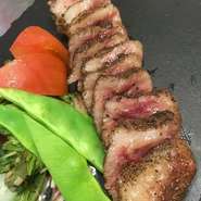 鳥取県で肥育された「万葉牛」。「第11回全国和牛能力共進会」肉質部門で全国一位を獲得するなど、数々の品評会でも高い評価を博してきた黒毛和牛ブランド。赤身の旨さ際立つステーキを是非賞味あれ。