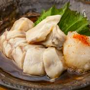 ポン酢と大根おろしでさっぱりといただくふぐのたたき。厚めにカットされたふぐは食べ応えたっぷり。ふぐの食感を存分に楽しめます。