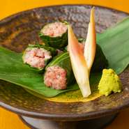 細かくたたいたマグロを、広島菜の漬物で包んだ逸品。陸と海の恵みを一度に食すひと品は、飲み頃の日本酒のお相手にもピッタリです。