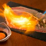 卵黄と甘めの自家製タレに絡める『幸福の一口』。広島の倉橋の老舗の醤油、岡山県の契約農家から仕入れたこだわり卵、広島県産黒毛和牛のA4～A5のリブロースを使用。中国地方の美味を一口で味わえます。