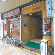 “すべての出逢いに感謝”は【遊食処　江間】開店時からの大切なコンセプト。その日手に入った食材や酒、そしてお店に訪れるお客さま。すべての出逢いが学びに繋がると店主は話します。