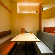 さまざまなオススメメニューを用意する【遊食処　江間】。和洋の多彩な料理で飽きさせないお店づくりも魅力的です。ドリンクメニューも種類豊富、珍しい日本酒の姿もあるので、お見逃しなく。