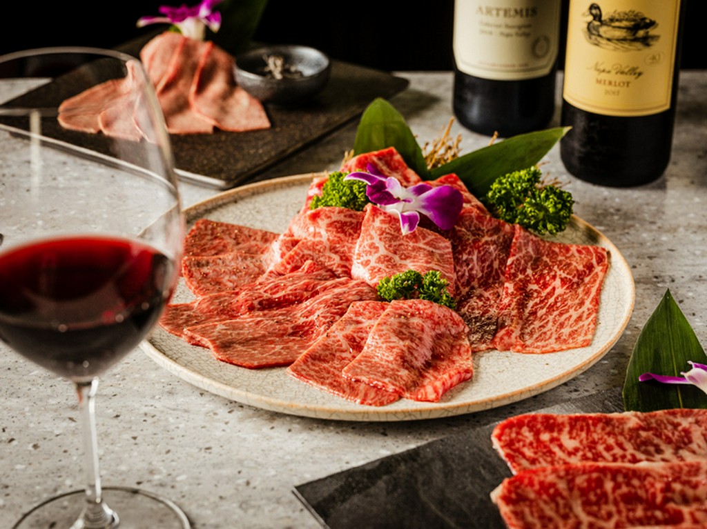 美味しい焼肉に合うワインを選りすぐり、シャンパーニュも充実