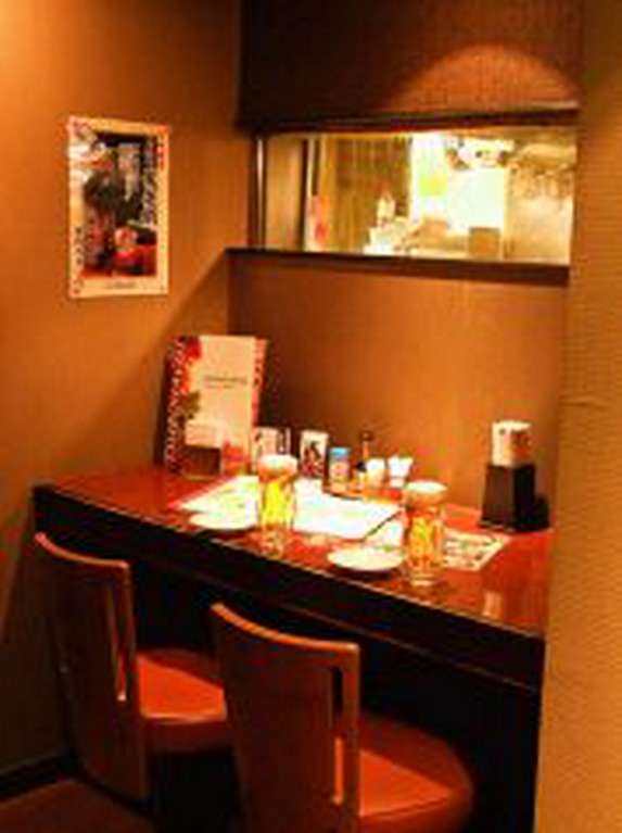 少人数も安心のカウンター席。デート向けの座席もあり