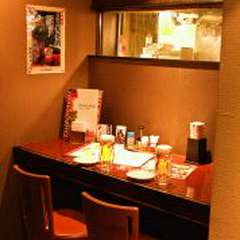 少人数も安心のカウンター席。デート向けの座席もあり