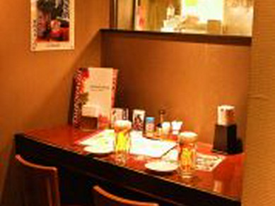 少人数も安心のカウンター席。デート向けの座席もあり