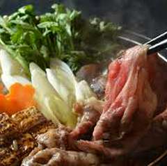 「牛すきやき」がメインのコース。刺身、天ぷらなどお料理８品＋日替わりデザート付き