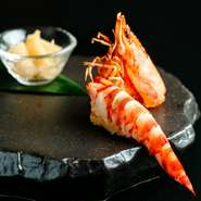 漁港直送の魚や、四季折々の食材。その日しか味わえない味をご堪能ください。
職人が丁寧に手間を惜しまず、造り出す繊細で美味しい料理となっております。