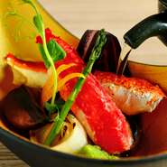 素材のうま味を引き出す熟練の職人技、盛り付けにも心がけ、大切な客人、気心しれた友人・家族との至福の時間をご提供させて頂きます。