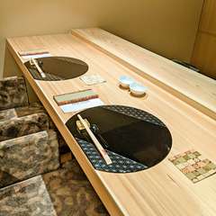 職人技を目の前に、本格鮨と料理を楽しむ。上質空間で非日常を。