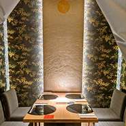 ご家族とのお食事、会食、接待など大切な方々との大切な時間をお過ごしください。
4名様掛け×3テーブルご用意しております。