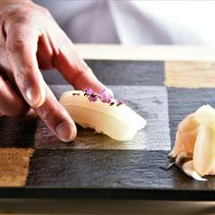 職人技を目の前に、本格鮨と料理を楽しむ。上質空間で非日常を。