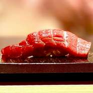 11月1日～お昼限定のコースを始めます。
新鮮な食材を使ったお料理とお鮨のコースです。
職人の目利きと技が詰まったフルコースを是非ご覧能下さい。