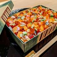 2021年11月1日（月）よりスタートしますランチ営業と合わせまして、大将こだわりのちらし寿司を、お昼のお持ち帰り限定にてご用意致しました。具沢山は大将の愛情の象徴です。
※前日16時までにご予約下さい。