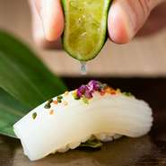 京都の五色胡麻でいただく。
口の中に入れた瞬間分かる、、丁寧な仕込みを感じさせる握りです。