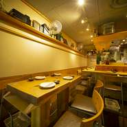ご友人同士でもご来店いただけるようテーブル席のご用意もございます。