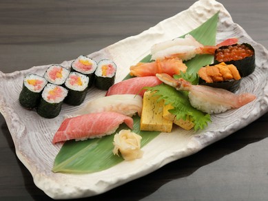 旬の魚介を味わうひとときは、まさに贅沢の極み。握り寿司『極』