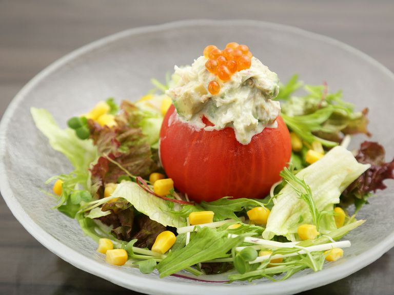 カニとアボカドのトマトサラダ