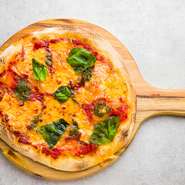 定番マルゲリータのラクレットチーズを使用して作ったオリジナルピッツァ。
トマトソースとコクのあるラクレットが絶品です。