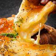 こだわりのチーズを4種使ったチーズのピッツァ。チーズ料理専門店ならではのこだわりチーズにハチミツをかけるとさらに旨味UP!