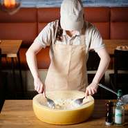 手作り出来立てのリコッタチーズと甘酸っぱいマスカルポーネチーズの盛り合わせ。ミルキィでコクのある素材そのままの美味しさを感じれる一品です。