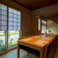 4名様までと6名様までの2つの個室があり、繋げれば10名様まで利用可能。接待・会食、記念日やお祝い事、顔合わせ、法事などにぴったりです。畳敷きの室内にテーブルと椅子の席が置かれ、居心地良く過ごせます。