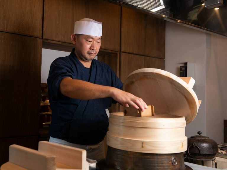 カウンター席なら、店主の丁寧な仕事ぶりも間近で楽しめる