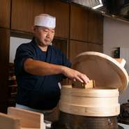 お米は釜で炊き、蒸し物はせいろで、焼き物は炭場でじっくりと仕上げます。カウンター席からは調理風景が見えるので、煙や湯気、香り、音など、臨場感たっぷりに五感で料理を味わえます。