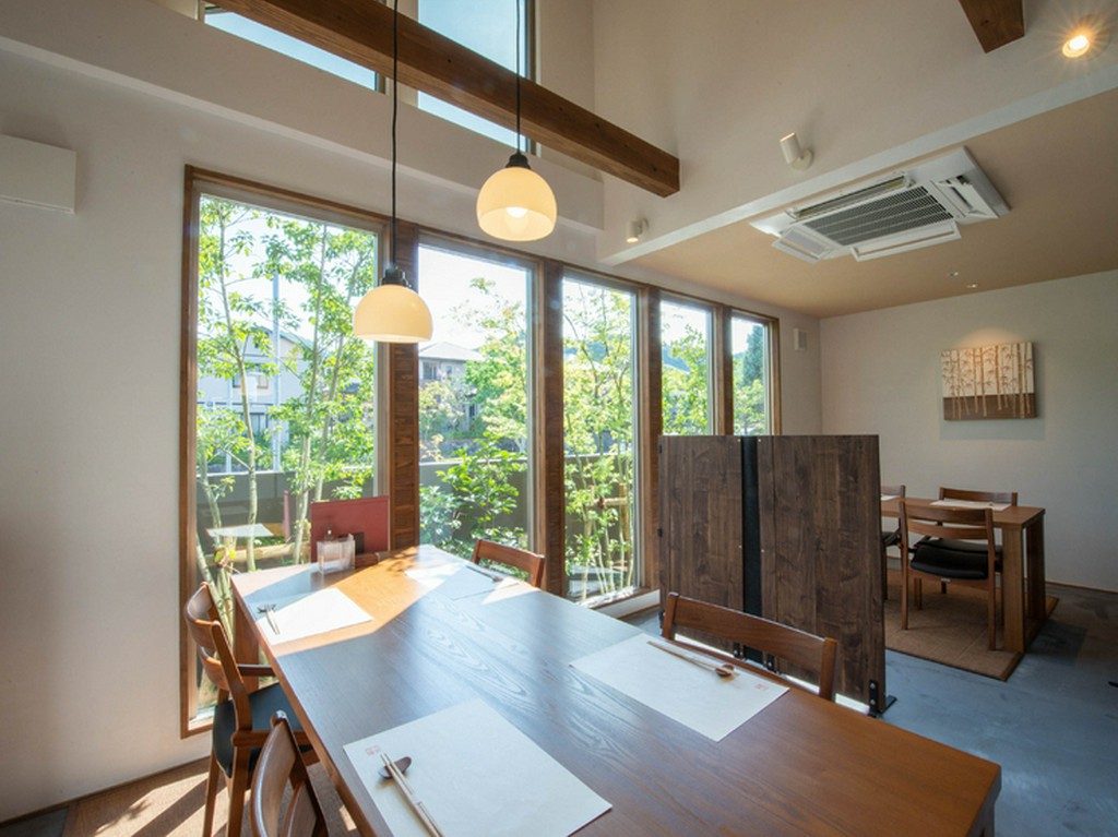 ゆったり広々とした席と温かみのある器が、寛ぎの時間を演出