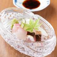 多くのゲストから評判の『造り』は、鮮度の良さにこだわった自慢の逸品。その日の朝仕入れたばかりの活きの良い魚介は、どれも身がしまっていて旨みたっぷり。お酒との相性も抜群です。