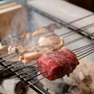 カウンター席からは、『焼物』ができあがるまでの様子を間近に楽しむことができます。備長炭の煙や魚が焼ける香ばしい匂いが食欲をそそり、会話も弾むひと時に。店主の丁寧な仕事ぶりをお楽しみください。