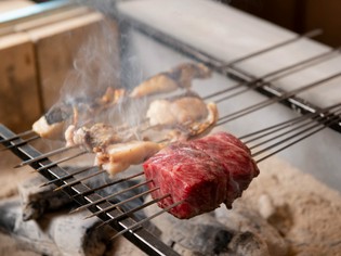 煙や炭の匂い、魚が焼ける音まで、五感全てで堪能したい『焼物』