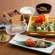 記念日やお祝い事など、特別な時に訪れるゲストも多い【料膳にし川】。四季を感じられる美しい料理と細やかな心配りが、大切なハレの日を彩ります。思い出に残る素晴らしいひと時を、ぜひご堪能ください。