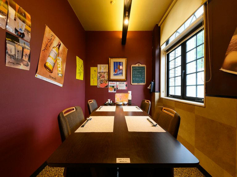 和モダン調の半個室で、親しい人と周りを気にせずのんびりと